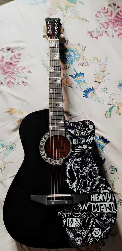 Guitar Painting Aesthetic, Art On Guitar Ideas, Painted Guitars Ideas Aesthetic, Acoustic Guitar Art Paint, Guitar Design Ideas Art, Cool Acoustic Guitar Designs, Painting On Guitar Aesthetic, Acoustic Guitar Design Ideas, Drawing On Guitar