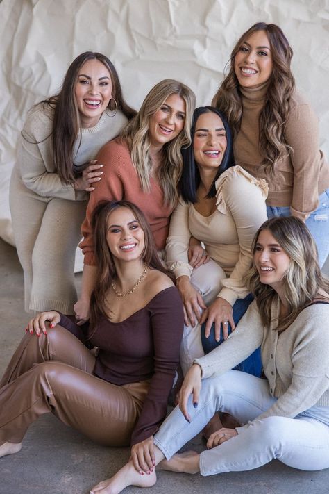 Group Posing, Group Photo Poses, Group Picture Poses, Group Photography Poses, Friendship Photoshoot, Party Photoshoot, Sisters Photoshoot, Event Guide, Business Photoshoot