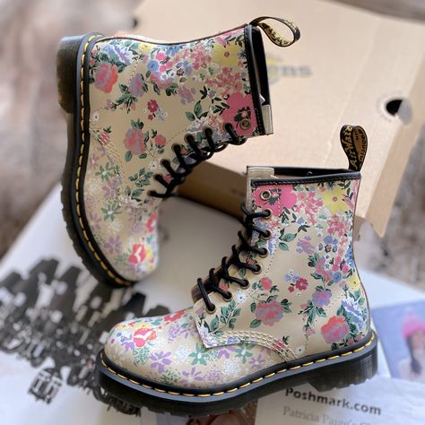 *New Dr. Martens 1460 Floral Mash Up Leather Lace Up Boots Celebrate All Things Retro With The Colorful New 1460 8-Eye Boot From Dr. Martens! These Summery 1460s Rock Backhand Leather Uppers With A Mashup Of Different Floral Designs And Goodyear-Welted Air-Cushioned Soles That Provides Durability And Slip Resistance - Backhand Leather Upper With Allover Floral Prints - Classic Heel Pull Loop - 8-Eye Lace Closure Offers A Secure Fit - Cushioned Footbed Provides Lasting Comfort - Goodyear Welt Hea Giada Fashion, Witchy Shoes, Womens Black Combat Boots, Magic Clothes, Platform Chelsea Boots, Glitter Boots, Awesome Shoes, Black Combat Boots, Cute Sneakers