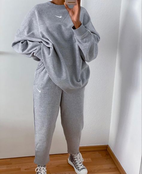 Mermaid Birthday Party Snacks, Nike Matching Set Outfit, Grey Tracksuit Outfit Women, Nike Sweatsuit Outfits Women, Nike Tracksuit Outfit Women, Nike Sweatsuit Outfits, Womens Tracksuit Outfit, Nike Sweatpants Outfit, Sweatsuit Outfits Women