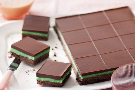 Choc-peppermint slice Essen, Bombe Alaska, Mint Chocolate Desserts, Peppermint Slice, Mint Slice, No Bake Slices, Mint Desserts, Coconut Slice, Cookie Base