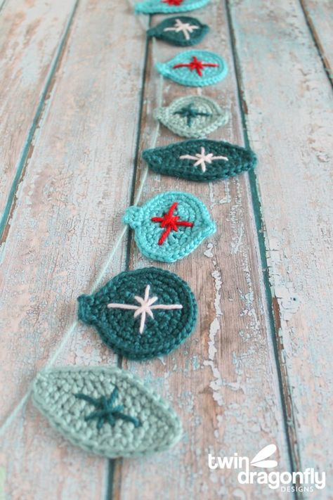 Crocheted Garland, Crocheted Christmas Ornaments, Crochet Lovies, Crocheted Ornaments, Crochet Christmas Garland, Garland Crochet, Crochet Bunting, Crochet Ornament Patterns, Crocheted Christmas