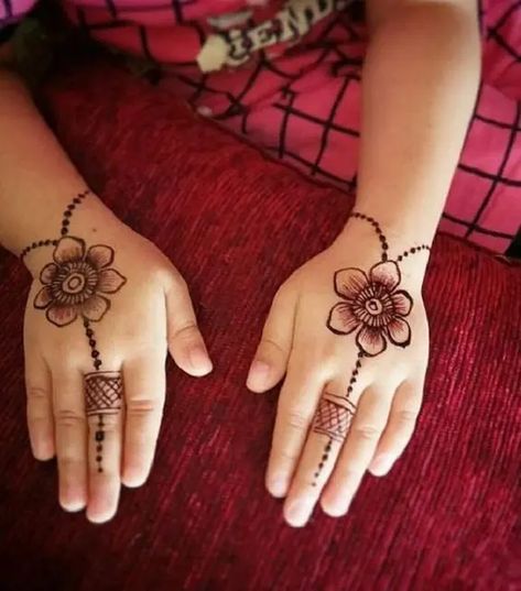 70+ Easy Mehndi Designs for Kids That Melt Hearts Simple Mehndi Designs For Kids, Mehendi Designs For Kids, Baby Mehndi Design, Henna Designs For Kids, Tato Henna, Finger Henna Designs, Henna Tattoo Hand, Mehndi Designs For Kids, Very Simple Mehndi Designs