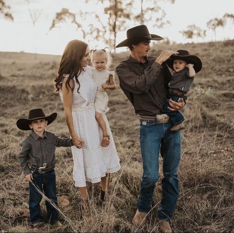 Cowboy Family Pictures, Cowboy Family, Country Family Photos, Western Family Photos, Western Family, Country Couple Pictures, Cute Country Couples, Cute Family Photos, Family Photoshoot Poses