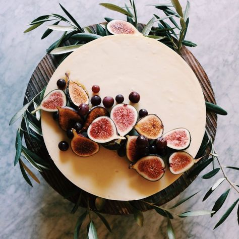 Crème Frâiche Cheesecake With Pretzel Crust + Brûléed Figs and Grapes – DisplacedHousewife Cheesecake With Pretzel Crust, Fig Cake, Pretzel Crust, Easy Cheesecake, Pretty Cakes, Pavlova, Cake Decoration, Beautiful Food, Beautiful Cakes