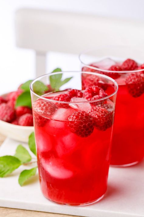 How to Make Iced Red Raspberry Leaf Tea (For Maximum Benefit!) - Nurtured Homes Raspberry Oatmeal Muffins, Red Raspberry Tea, Red Raspberry Leaf Tea, Buttermilk Scone Recipe, Summertime Meals, Raspberry Bread, Iced Tea Recipe, Raspberry Brownies, Chocolate Raspberry Cheesecake