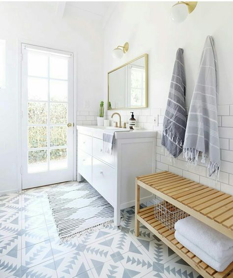 Ikea Molger, Slatted Bench, Pool House Bathroom, Patterned Bathroom Tiles, Tiles Ideas, Pool Bathroom, Latest Interior Design Trends, Pool Bath, Gray Bathroom