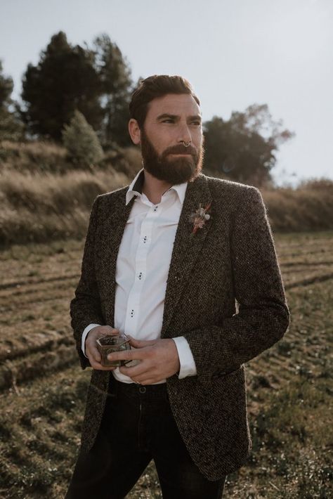 Groom Style #mensfashion #groom  This Free-Spirited Wedding Inspiration in Barcelona Has All the Boho Vibes | Junebug Weddings Fall Groom Attire, Hipster Groom, Outdoor Wedding Attire, Fall Groom, Free Spirit Wedding, Casual Grooms, Modern Groom, Mode Hipster, Boda Mexicana