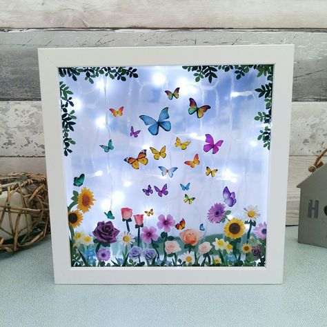 Butterfly garden x River Stones Crafts, 3d Box Frames, Wall Art Tutorial, Box Frame Art, Diy Shadow Box, Deep Box Frames, Flower Shadow Box, Shadow Box Art, Vase Crafts