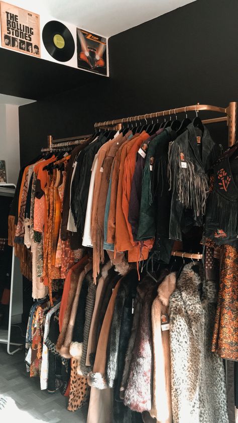 Clothing Stores Aesthetic, Clothing Boutique Aesthetic, Vintage Clothing Store Aesthetic, Vintage Boutique Aesthetic, Thrift Store Layout Display Ideas, Vintage Shopping Aesthetic, Vintage Clothing Booth, Moody Boutique, 70s Boutique