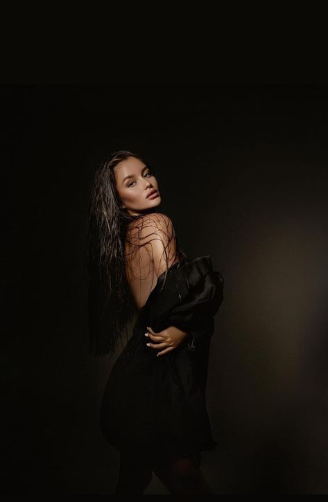 Black Silk Photoshoot, Moody Photoshoot Studio, Photoshoot With Black Background, Empowered Photoshoot, Black Backdrop Photoshoot Ideas, Dark Feminine Photoshoot, Photoshoot Black Background, Singer Photoshoot Ideas, Studio Poses For Women