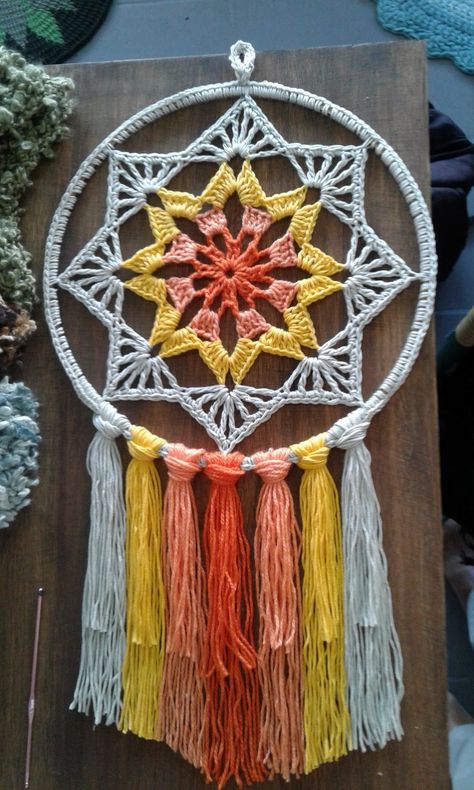 Motif Mandala Crochet, Crochet Dreamcatcher Pattern, Dreamcatcher Crochet, Art Au Crochet, Háčkované Lemy, Dream Catcher Patterns, Crochet Wall Art, Crochet Dreamcatcher, Dream Catcher Craft