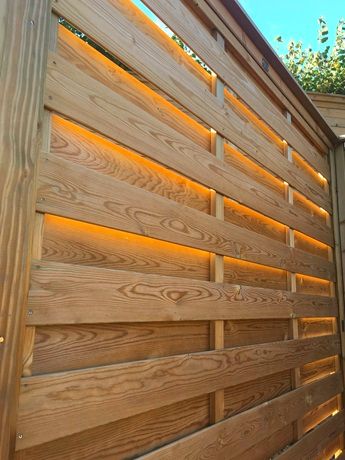 Backyard Fence Decor, Diy Backyard Fence, Diy Privacy Fence, Wood Fence Design, Garden Screen, Modern Fence Design, Garden Fence Panels, Privacy Fence Designs, Horizontal Fence