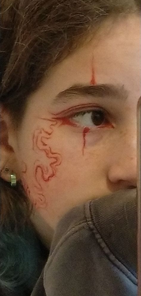 Face paint Unique Features People, Makeup Inspo Natural Eyeliner, Cosplay Ideas Aesthetic, Demon Slayer Eyeliner, Showering Reference, Before Shower Makeup, Unique Face Painting Ideas, Angular Makeup, Funky Eyeliner Looks