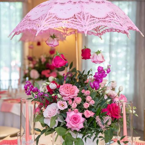 Jennifer Evans Events on Instagram: "“You can stand under my umbrella! 🎶”  At JEE, I’m always trying to come up with unique concepts for my clients events. Especially my repeat clients who typically have the same guests frequent their parties.  Since this was a baby sprinkle ☔️ I knew I wanted to utilize parasols in the overall design palette.   Of course I reached out to my OG Sally from @happyhappeningsdesigns and pitched the concept of using parasols for the centerpieces and giving the illusion of “making it rain” with upside dripping flowers. Sally clearly “understood the assignment”.   Aren’t these centerpieces just darling? Comment with a ☂️ symbol if you love these pieces as much as I do.   ☂️☂️☂️☂️☂️☂️☂️☂️☂️☂️☂️☂️☂️☂️☂️ Welcome to Leah’s Baby Sprinkle ☂️☂️☂️☂️☂️☂️☂️☂️☂️☂️☂️☂️☂️☂️☂ April Showers Bring Wedding Flowers, Umbrella Baby Shower Ideas, Dripping Flowers, Bridal Shower Umbrella, Umbrella Centerpiece, Backyard Party Food, Bridal Shower Signage, Umbrella Baby Shower, Afternoon Party