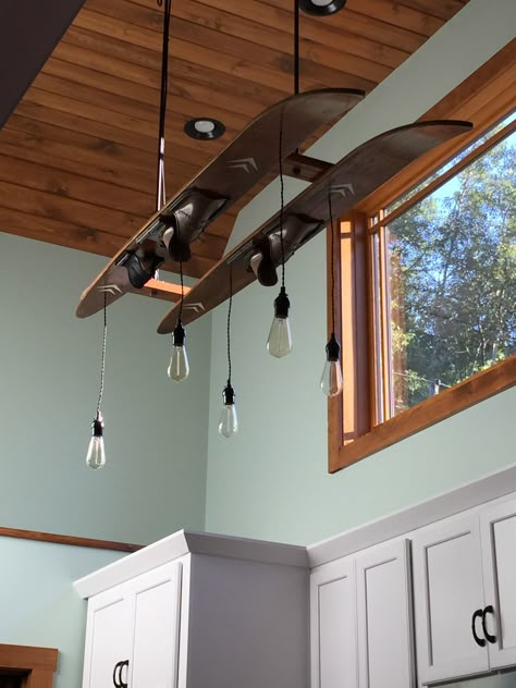 Ceiling light made from "old family waterskis" Old Ski Decor Ideas, Waterski Chandelier, Repurpose Water Skis, What To Do With Old Skis, Ski Light Fixture, Ski Diy Projects, Ski Home Decor, Waterski Decor Ideas, Old Skis Decor