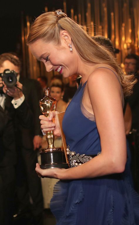 Brie Larson from The Big Picture: Today's Hot Pics  The Oscar winning actress hugs her statue after her win. Oscars Aesthetic, Marvel Bts, Actress Career, Photo Star, Oscar Award, Celebrity Wedding Dresses, Marvel Cast, Pahlawan Marvel, Actrices Hollywood