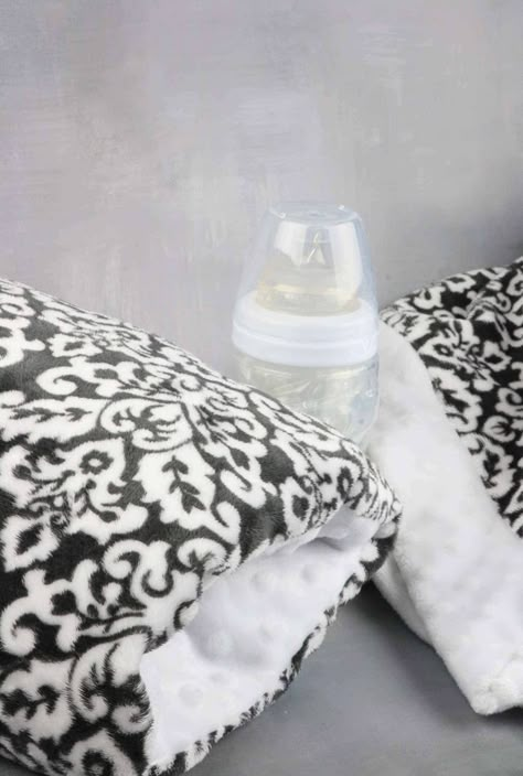 Nursing Arm Pillow, Baby Nursing Pillow, Baby Feeding Pillow, Diy Nursing, Baby Gifts To Make, Baby Receiving Blankets, Arm Pillow, Breastfeeding Pillow, Feeding Pillow