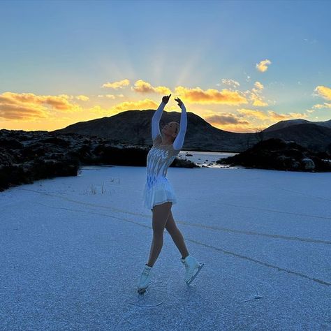 ICE QUEEN👑 on Instagram: "My first outdoor skate of the year and it couldn’t of been more perfect😍🌅⛸️ #figureskating #figureskater #iceskating #iceskater #motivation #influencer #youtube #tiktok #reels #icerink #sports #motivation #olympics #iceskate #ice #edea #usfigureskating #isufigureskating #outdooricerink #winter #glasgow #scotland" Figure Skating Photos, Ice Skating Motivation, Ice Skating Senior Pictures, Figure Skating Senior Pictures, Figure Skating Photoshoot, Ice Skating Photoshoot, Figure Skating Poses, Olympic Ice Skating, Ice Skating Pictures