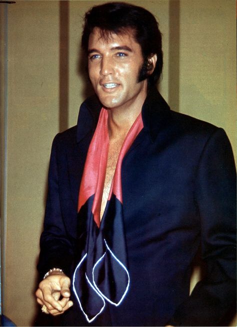 Elvis press conference , august 1 1969 in Las Vegas. Elvis 1969, Elvis Presley Concerts, Elvis Memorabilia, Elvis Presley Movies, Elvis Photos, Elvis Presley Images, Southern Gentleman, King Of Rock And Roll, Elvis And Priscilla