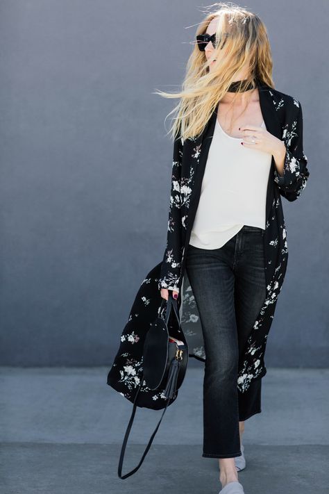 dark floral kimono and cropped flare jeans Kimonos, Kimono And Jeans, Kimono Outfits, Floral Black And White, Kimono Outfit, Classic Style Outfits, Sweater Maxi Dress, Winter Jeans, Cropped Flare Jeans