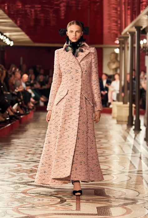 Fall-Winter 2024/25 Haute Couture Show - Look 11 | CHANEL Winter Couture, Couture 2024, Chanel 2024, Eyewear Campaign, Chanel Suit, Chanel Watch, Teen Dress, Chanel Collection, Chanel Couture