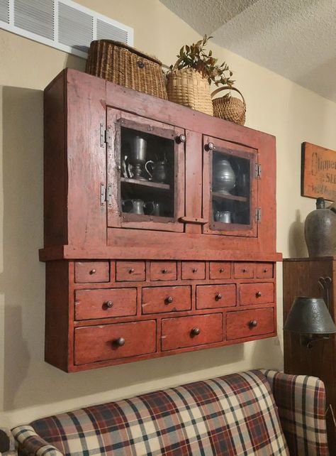 Primitive Wall Cabinets, Antique Welsh Dresser, Primitive Home Decorating, Primitive Decor Ideas, Cabin Decorating, Country Cottage Interiors, Primitive Farmhouse Decor, Primitive Bedroom, Wall Cupboards