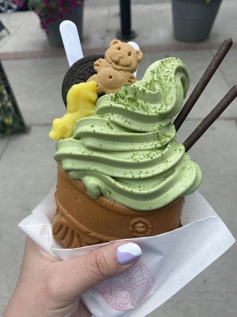 Matcha Dessert, Matcha Ice Cream, Waffle Ice Cream, Cute Desserts, Greens Recipe, Favorite Snack, Food Obsession, Cafe Food, Interesting Food Recipes