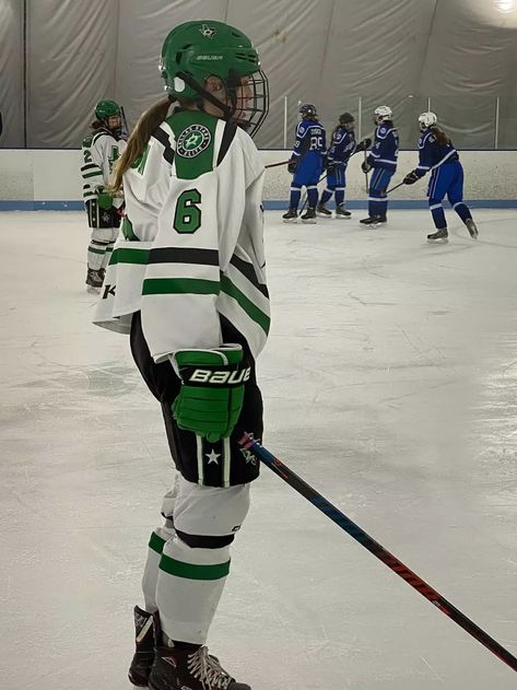 Ice Hockey Women, Women’s Ice Hockey, Female Hockey Players, Womens Hockey Aesthetic, Female Hockey Player Aesthetic, Women’s Hockey, Ice Hockey Aesthetic Girl, Hockey Outfits For Women, Hockey Girl Aesthetic