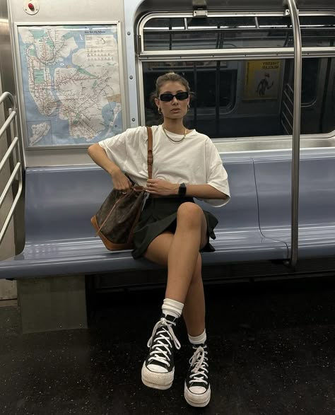 Chuck Platform Outfit, Converse Chucks Plateau Outfit, Leather Platform Converse Outfit, Converse Outfits Women Summer, Train Outfit Travel Summer, Converse Platforms Outfit, Converse Plateforme Outfit, Platform Chucks Outfit, Converse Cdg Outfit Woman