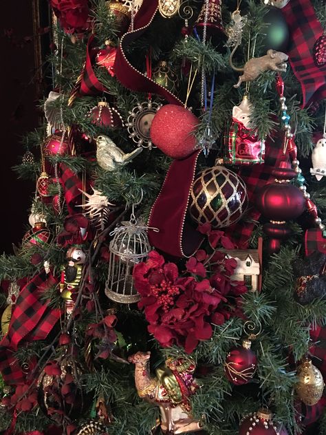 Moody Red Christmas Tree, Crismas Tree Decor 2022, Elegant Red And Green Christmas Tree, Red Tartan Christmas Decor, Christmas Tree Red Velvet Ribbon, Christmas Tree Red Velvet, Christmas Tree With Red Velvet Ribbon, Burgundy Velvet Christmas Tree, Burgundy And Black Christmas Tree