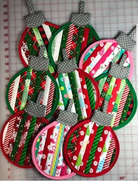 Christmas Decorations Sewing, Christmas Potholders, Girls Crafts, Christmas Quilting Projects, Christmas Quilting, Christmas Sewing Projects, Holiday Sewing, Bazaar Ideas, Quilted Christmas Ornaments