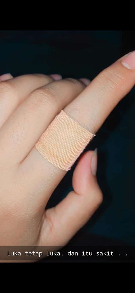 Finger With Bandage Snapchat, Crepe Bandage Hand Snap, Bandage Snap, Bandage Finger, Finger Bandages, Bandaged Hands, Aesthetic Ig Filter Selfie, Ig Filter, Finger Band