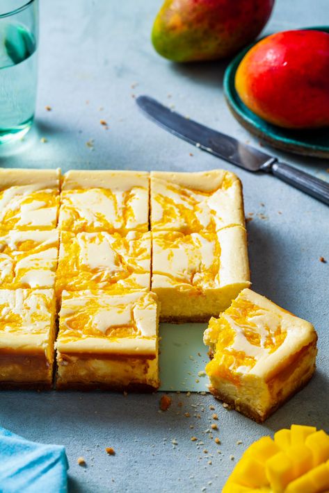 Mango Cheesecake Bars. Rich and creamy with a sweet mango striped throughout and a coconut cookie crust #mango #cheesecake Cheesecake Bars, Mango Dessert Recipes, Mango Cheesecake, Mango Dessert, Mango Margarita, Dessert Aux Fruits, Savory Cakes, Mango Recipes, Coconut Cookies