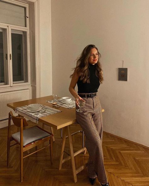 Brown Plaid Pants Outfit, Brown Trousers Outfit, Livia Auer, Law School Fashion, Law School Outfit, Brown Pants Outfit, Plaid Pants Outfit, Pants Outfit Work, Lawyer Outfit