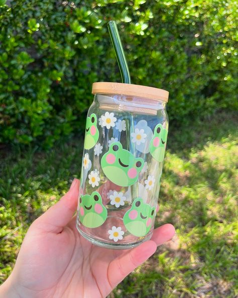 Cute little froggies 💖😊 #frog #frogs #cottagecore #cottagelife #gardendesign #flowers #daisies #daisies🌼 #coffee #coffeelover #coffeeshop #cuteanimals #frogcore #froggy Preppy Decorations, Vasos Aesthetic, Aesthetic Cups, Flowers Daisies, Frog Wallpaper, Glass Cups, Cute Cups, Cupping Set, Glass Cup