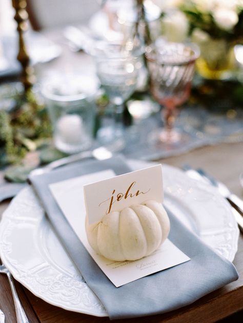 Autumnal Tablescape, Creative Place Cards Wedding, Pumpkin Tablescape, Rustic Napkins, Pumpkin Wedding, Edible Wedding Favors, Pretty Pumpkins, Wedding Details Card, Mini Pumpkins