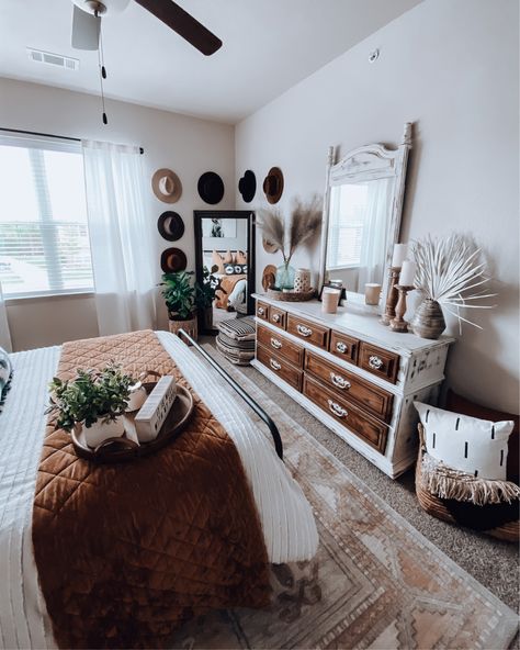 Hobo Home Decor Living Rooms, Couples Bedroom Ideas With Vanity, Midwest Bedroom Decor, Big Farmhouse Bedroom Ideas, Western Masterbed Room, Brown Rust Bedding, Minimalist Ranch House Decor, Western Boho Tv Stand Decor, Modern Farmhouse Western Decor