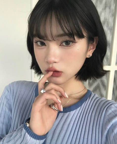 Asian Hair Bob, Bangs 2024, Pelo Color Vino, Short Hair Makeup, Short Hair Tomboy, Korean Short Hair, Asian Short Hair, Hair Inspiration Short, Girl Short Hair