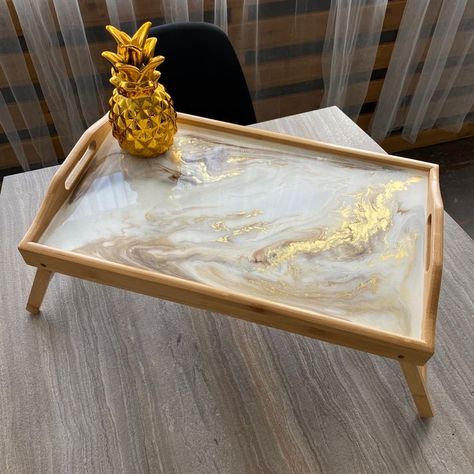 Resin Home Decor. I would love to make something like this one day. Resin Furniture Diy, Resin Tray Ideas, Resin Art Tray, Diy Resin Tray, Seni Resin, Resin Home Decor, Tray Resin, Epoxy Resin Diy, Resin Crafts Tutorial