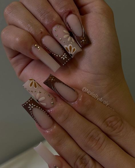 Cute Fall Nail Ideas Square, Square Acrylic Nails Mexican, Cute Square Fall Nails, Simple Brown Nails Design, Thanksgiving Nail Art Short Nails, Nail Inspo Mexican, Simple Mexican Nails, Nail Inspo For Mexico, Thanksgiving Nail Inspiration