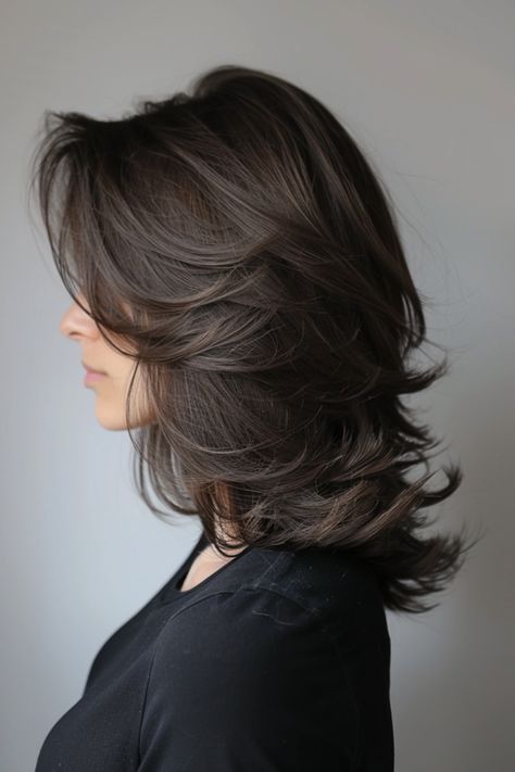 Hair With Volume And Layers, Shaggy For Fine Hair Round Faces, Face Framing Layers Volume, Face Layers Short Hair, Voluminous Layers Medium Hair, Haircut Shorter In Back, Haircut That Gives Volume, Hair Cuts For Shorter Hair, Haircuts To Give Volume