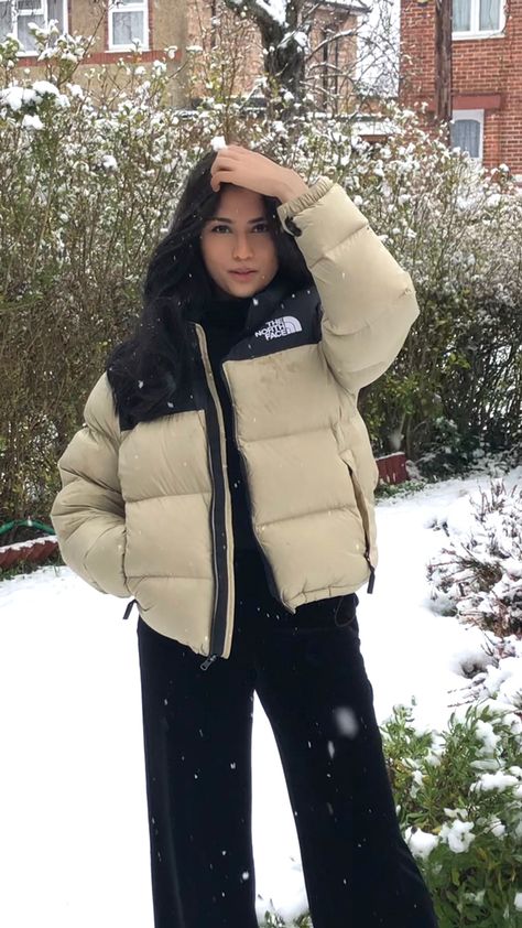 North Face Puffer Jacket Aesthetic, Northface Jacket Outfits, The North Face Aesthetic, Northface Jacket Women, Northface Puffer Coat, Puffer Jacket Aesthetic, Puffer Fashion, North Face Gilet, Doudoune The North Face