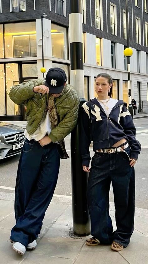 Street Wear Couple Aesthetic, Drippy Couple, Couple Streetwear Outfits, Streetwear Couple Street Style, Couple Fits Streetwear, Duo Instagram Pictures, Duo Outfits Best Friends, Berlin Fashion Streetstyle, Duo Pose Ideas