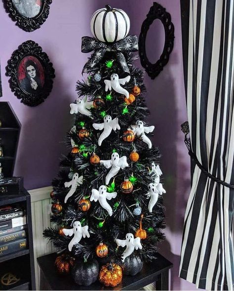 It's definitely not your everyday Christmas decor, but for lovers of all things creepy, Halloween Trees are the latest obsession. Halloween Christmas Tree Ideas, Halloween Christmas Tree, Halloween Decor Diy, Casa Halloween, Diy Halloween Decor, Creepy Christmas, Adornos Halloween, Holiday Tree Decorations, Black Christmas Trees