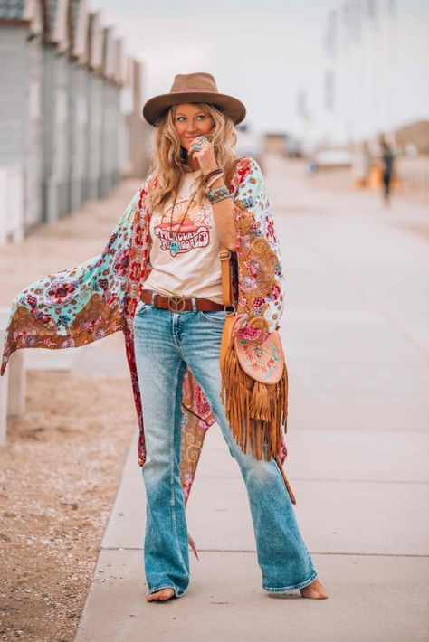 How to create a perfect 70s vintage summer look in just 6 easy steps. Moda Z Lat 70., Hippie Outfits 70s, Vetement Hippie Chic, Womens Graphic Tees Vintage, Vintage Style 70s, Looks Hippie, Look Hippie Chic, 70s Fashion Dresses, Style Année 70