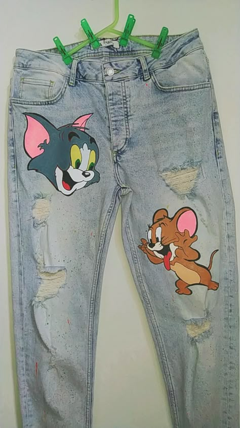 Cartoon Painting On Jeans, Hand Painted Denim Pants, Fabric Painting On Pants, Fabric Painting On Jeans Pants, Designs On Jeans Paint, Hand Painted Pants Ideas, Pant Painting Ideas, Painted Pants Idea, Painting On Pants