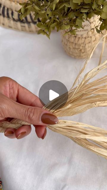 Raffia Paper Ribbon Crafts, How To Weave Raffia, Raffia Bows How To Make, Raffia Weaving, Paper Ribbon Crafts, Raffia Crafts, Heart Diy, Diy Tray, January 3