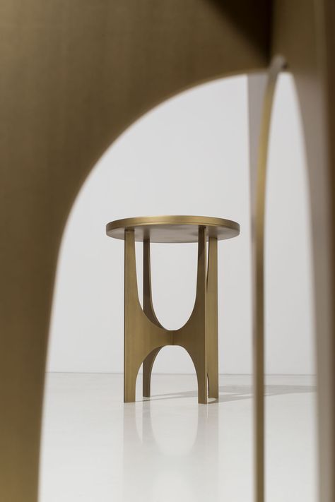 Circular #side-table in a choice of four sizes with #metal structure in Bronze or Antique Gold finishes. The top comes in wood, gloss lacquer, matt lacquer or marble. #interiordesign #table #smalltable #design Round Brass Side Table, Circular Side Table, Oasis Style, Oasis Home, Brass Side Table, Furniture Side Tables, Oval Table, Brass Table, Metal Structure