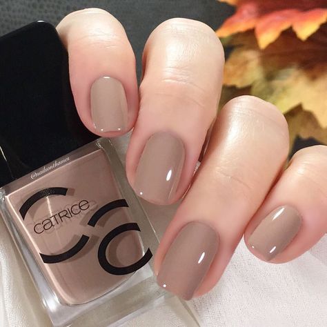 • ‘Coffee To Go’ @catrice.cosmetics Nice dark beige cream shade... no wait, this is actually a kind of latte colour... as the name suggests… Beige Nails Design, Beige Nails, Cream Nails, Brown Nails, Neutral Nails, Short Nail Designs, Diy Beauty Hacks, Minimalist Nails, Dream Nails